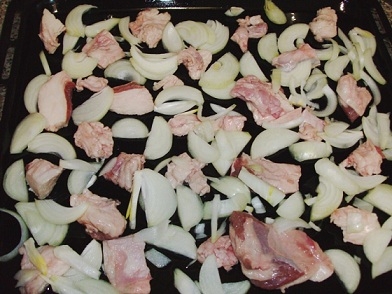 Викладаємо шар жиру і лука