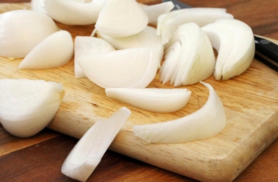 Подрібнюємо цибулю