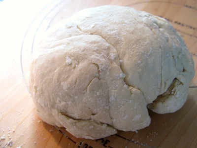 замішуємо тісто на кухонному столі