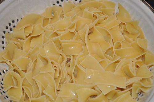 переливаємо макарони на друшляк