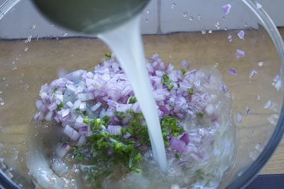 заливаємо цибулю окропом