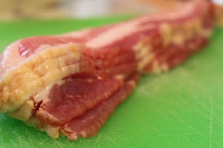 викладаємо м'ясо на обробну дошку