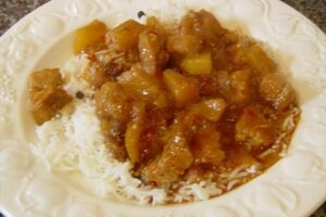 Свинина з ананасами і каррі