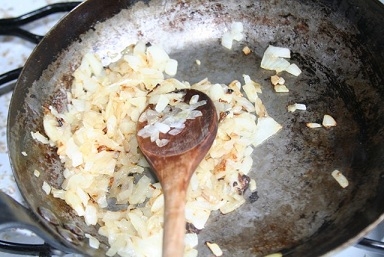 Обсмажуємо цибулю до золотистого кольору