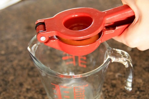 вичавлюємо сік з лимона