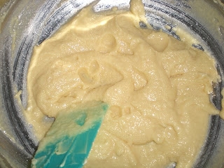 перемішуємо сир маскарпоне з ванільною есенцією і збитими вершками