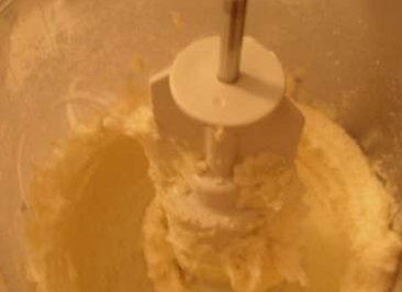 Збиваємо масло з цукром