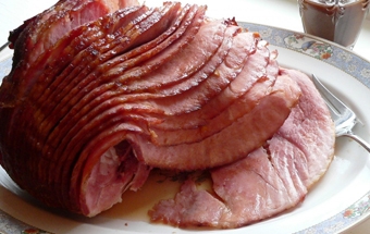 нарізаємо на порційні шматочки домашню шинку