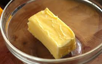 викладаємо вершкове масло в тарілку