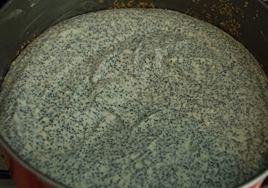 виливаємо на основу пирога маково-сирну суміш