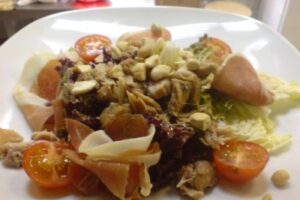 Салат з м&;ясом кролика