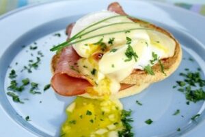 Яйце "Бенедикт" класичне