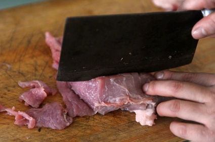 неразаем свинину на шматочки