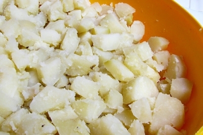 нарізаємо картоплю