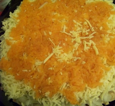 Укладаємо прикінцеві шари з цибулі і моркви