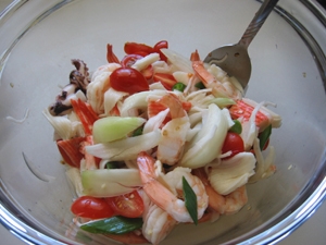 змішуємо всі інгредієнти салату в мисці