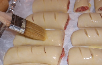 змащуємо булочки збитими жовтками