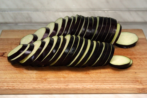 нарізаємо баклажани