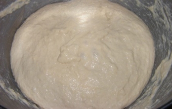 перемішуємо сметану з манною крупою