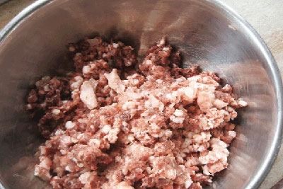 миска з фаршем