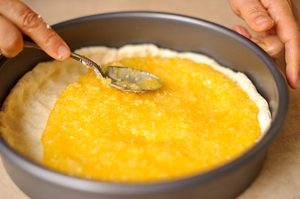 виливаємо лимонну суміш на тісто