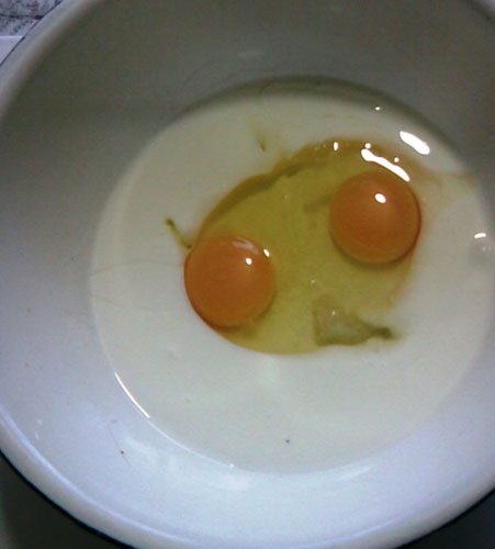 Додаємо яйця та кефір