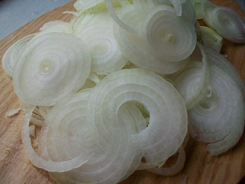 Ріжемо цибулю кільцями
