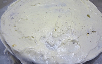 обмазуємо кремом перший корж