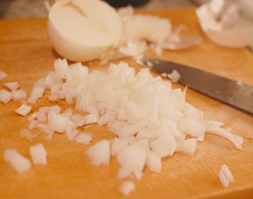подрібнюємо цибулю
