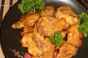 Свинина в клярі з сирним соусом