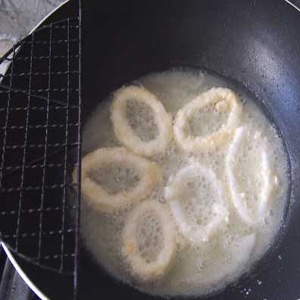 кільця кальмарів у сковроде
