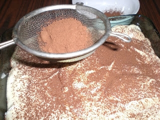 останній шар посипаємо какао-порошком