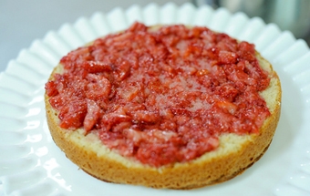 викладаємо на нижній корж полуницю