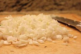 дрібно рубаємо цибулю