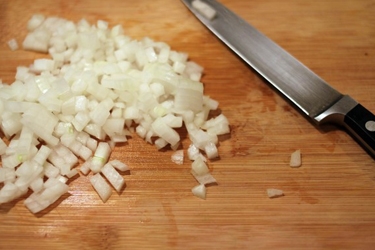 дрібно рубаємо цибулю