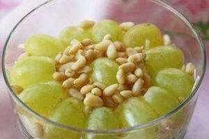 Салат з виноградом, креветками і горішками