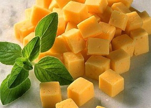 нарізаємо сир однаковими кубиками