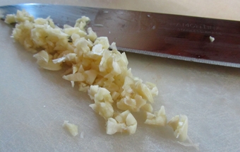 подрібнюємо часник