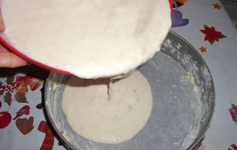 виливаємо тісто у форму для запікання