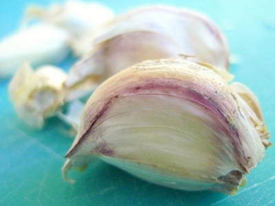 відокремлюємо зубчики від головки часнику