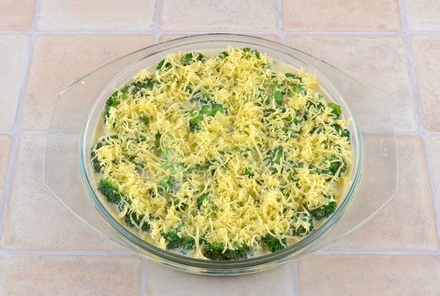 Посипаємо брокколі з вершками тертим сиром