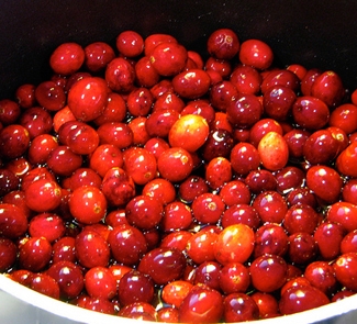 Викладаємо брусницю в миску