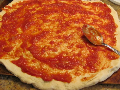 змащуємо тісто соусом