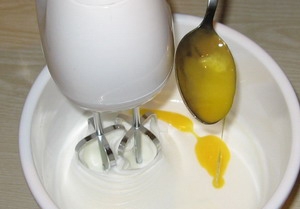 В білкову суміш вливаємо ложкою жовтки