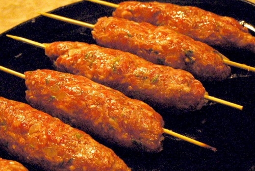 Укладаємо ковбаски на шпажках смажитися