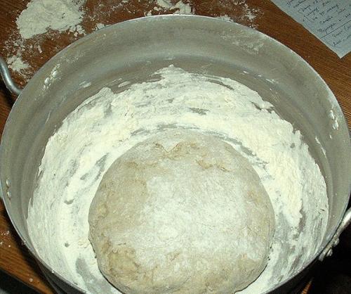 замішуємо дріжджове тісто