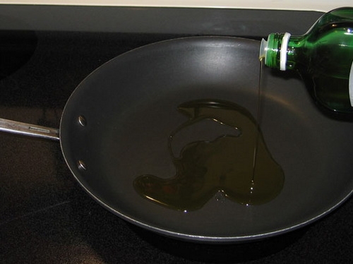 наливаємо масло в сковороду