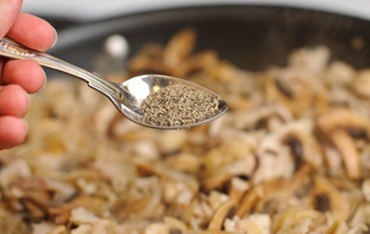 змішуємо всі інгредієнти для начинки