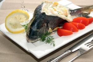 Дорада з начинкою з солодкого перцю
