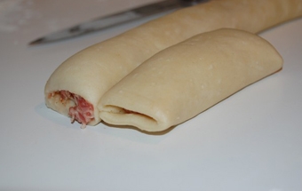 рулет нарізаємо на однакові шматочки